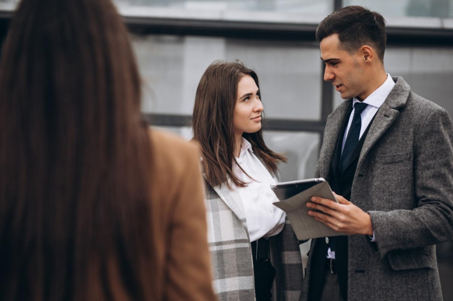 Peserta melakukan analisis trading dengan data pasar nyata