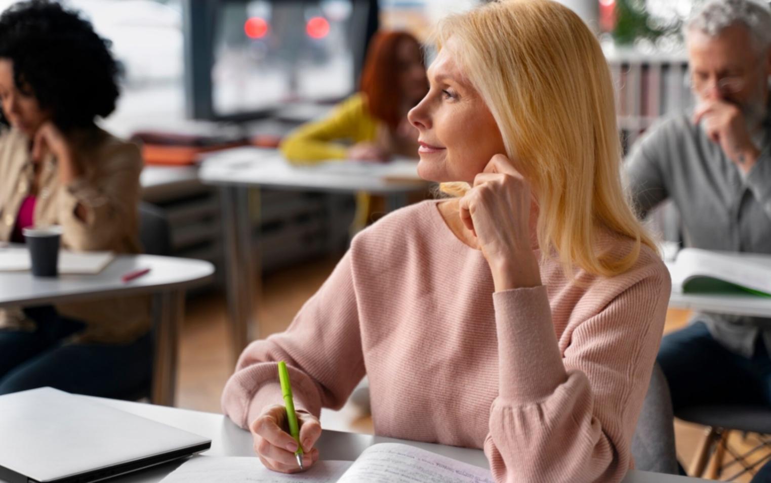 Suasana webinar trading otomatis Delvorix dengan peserta yang fokus mempelajari strategi algoritma